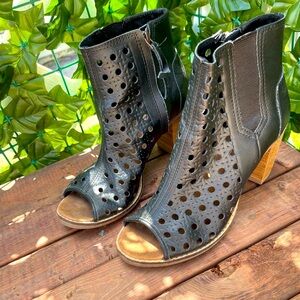 Toms leather wedges size 7.5W